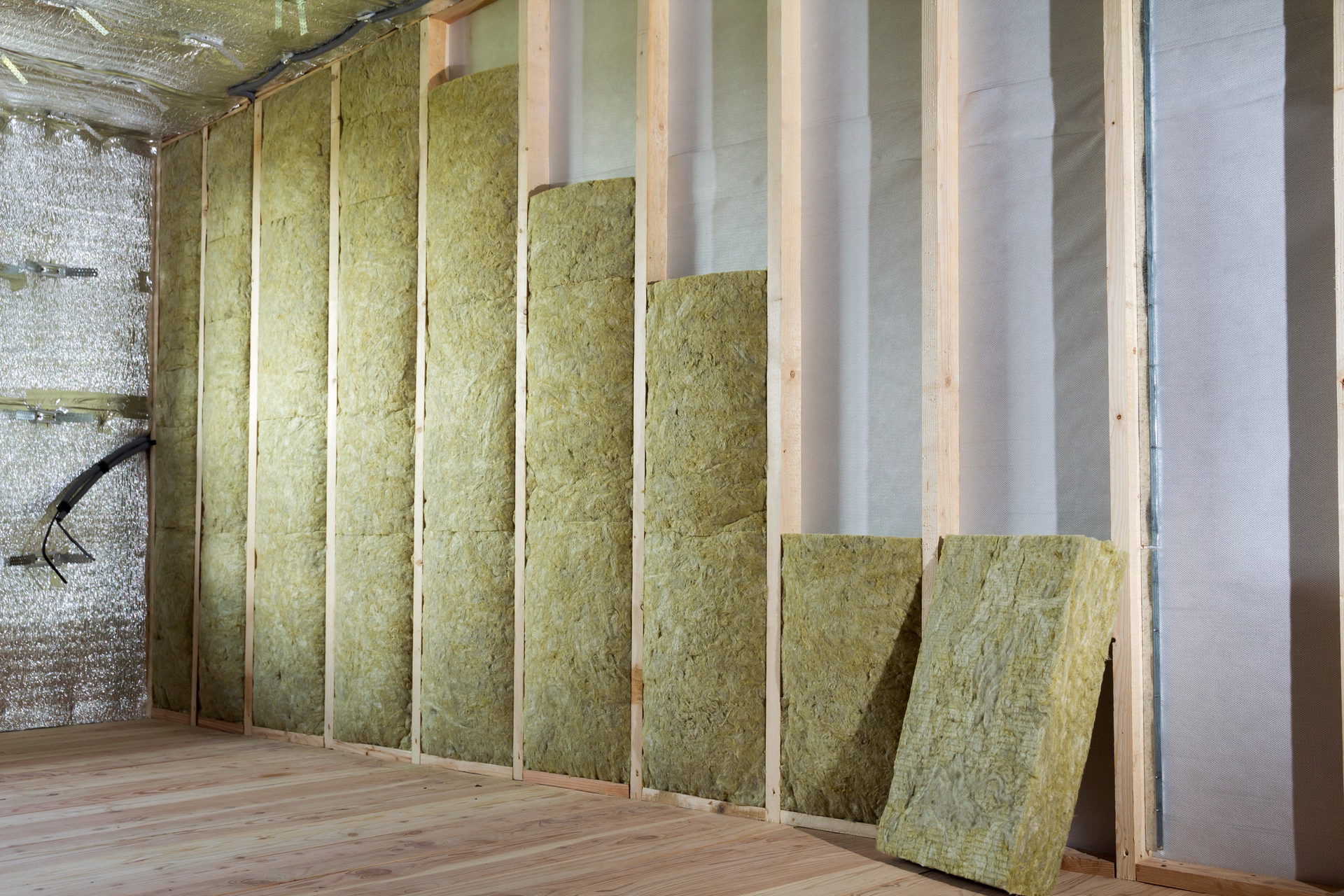 wooden frame for future walls insulated with rock 2025 08 11 08 33 31 utc2 Calorcol Expertos en Ingenier&iacute;a de Aislamientos.